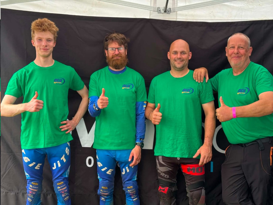 Our Expert contenders, Fred, Laurence and Joe with Team Manager Shaun Brammer. Pic: Simon Welch