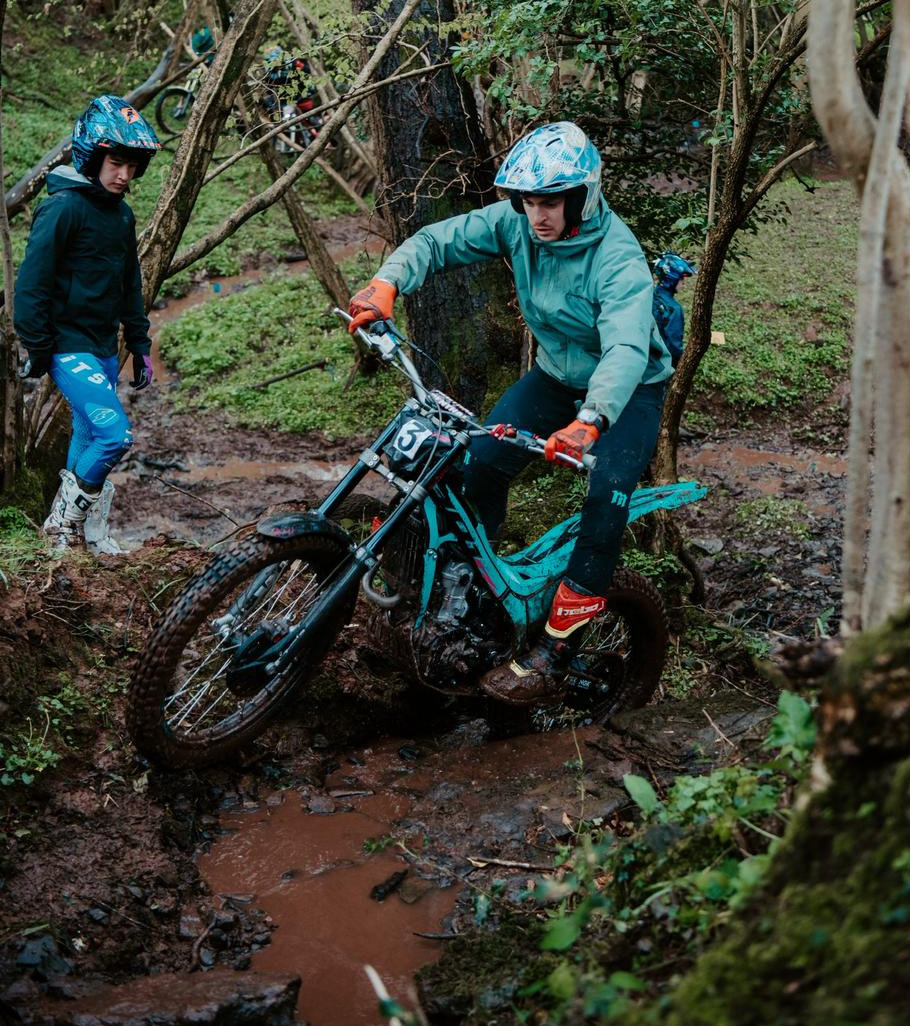 Winner Tom Culliford gets watched for lines by Youth winner Edwyn James. Pic: Aaron Arnold